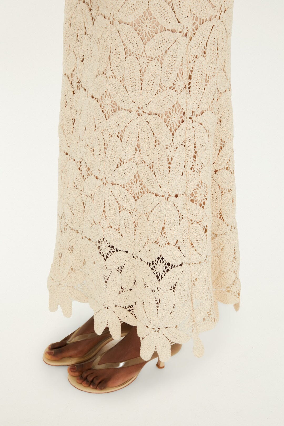 Maxi Vestido Blanco Hueso de Un Hombro con Flor de Crochet