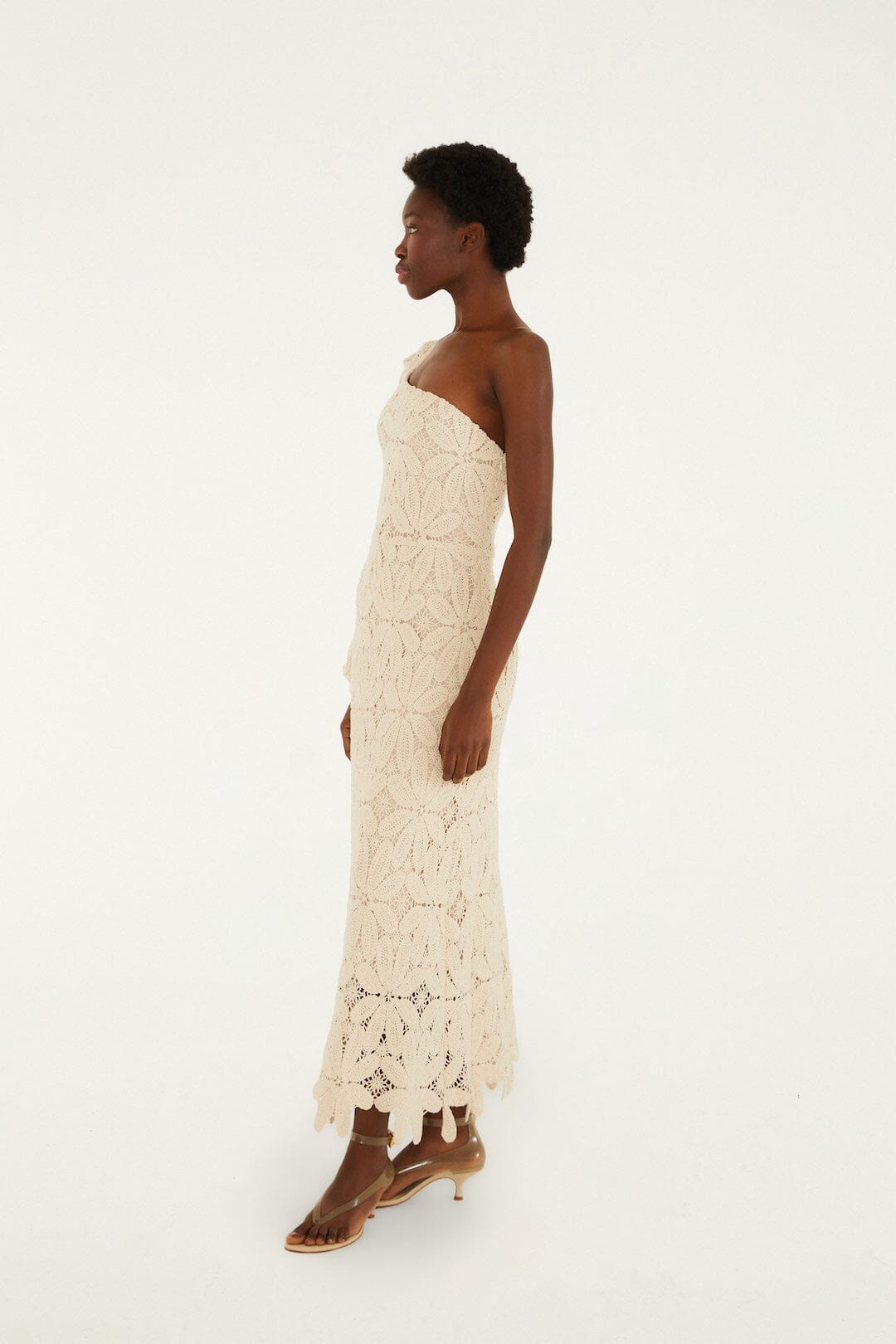 Maxi Vestido Blanco Hueso de Un Hombro con Flor de Crochet