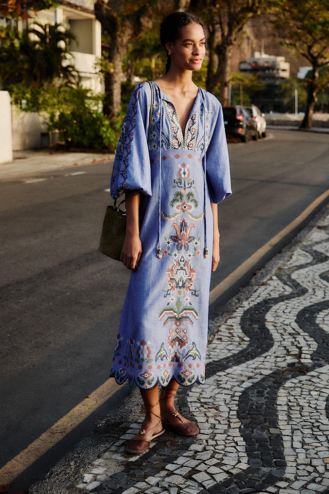 Vestido Midi Azul Bordado Garden Tapestry de Manga Larga