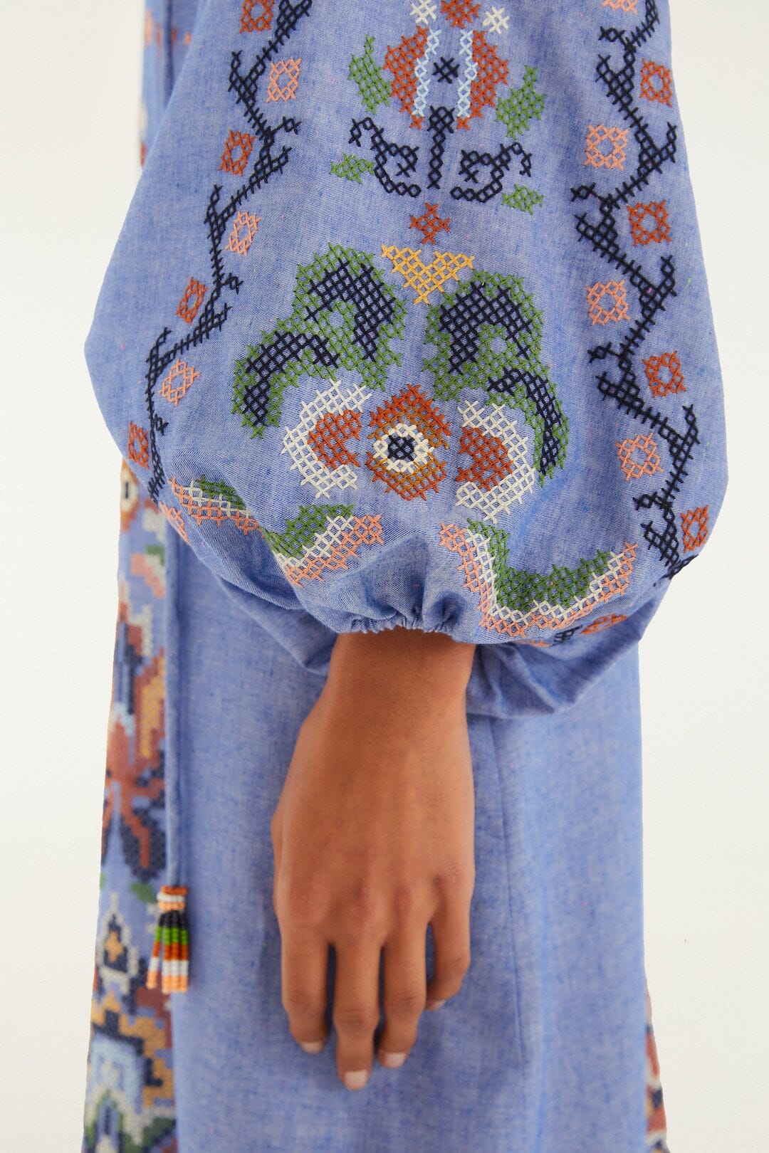 Vestido Midi Azul Bordado Garden Tapestry de Manga Larga