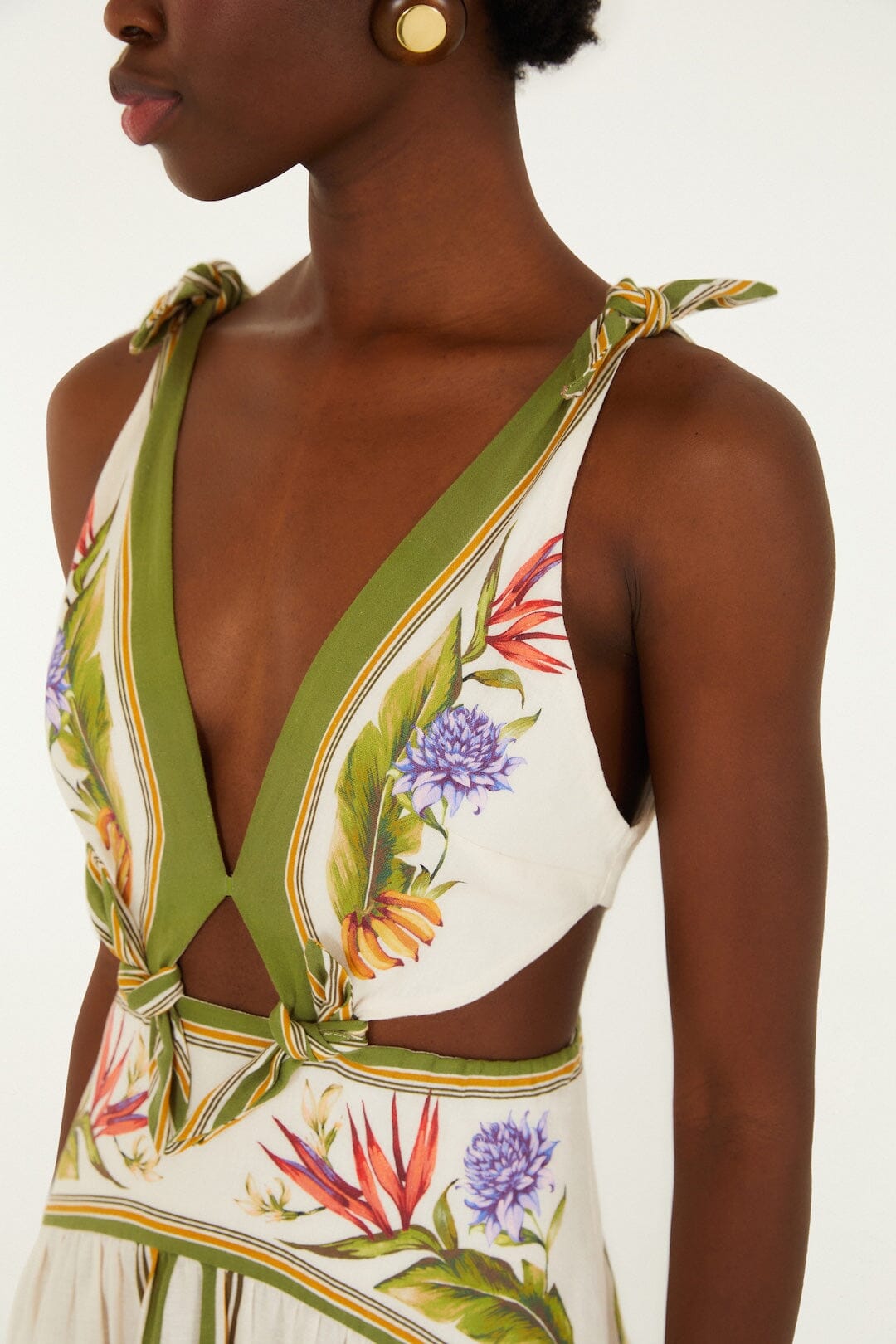 vestido largo color arena con pañuelo tropical