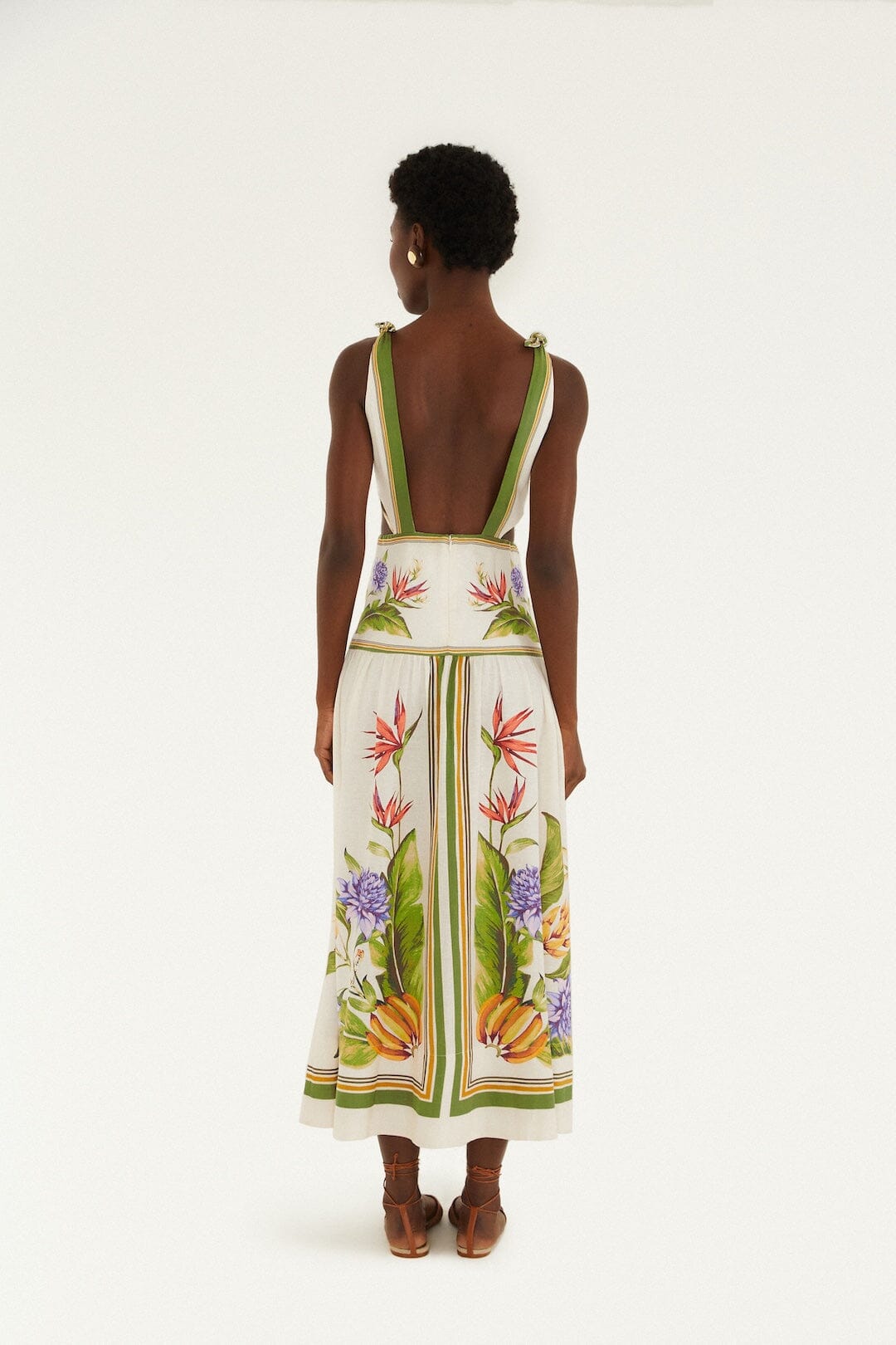 vestido largo color arena con pañuelo tropical