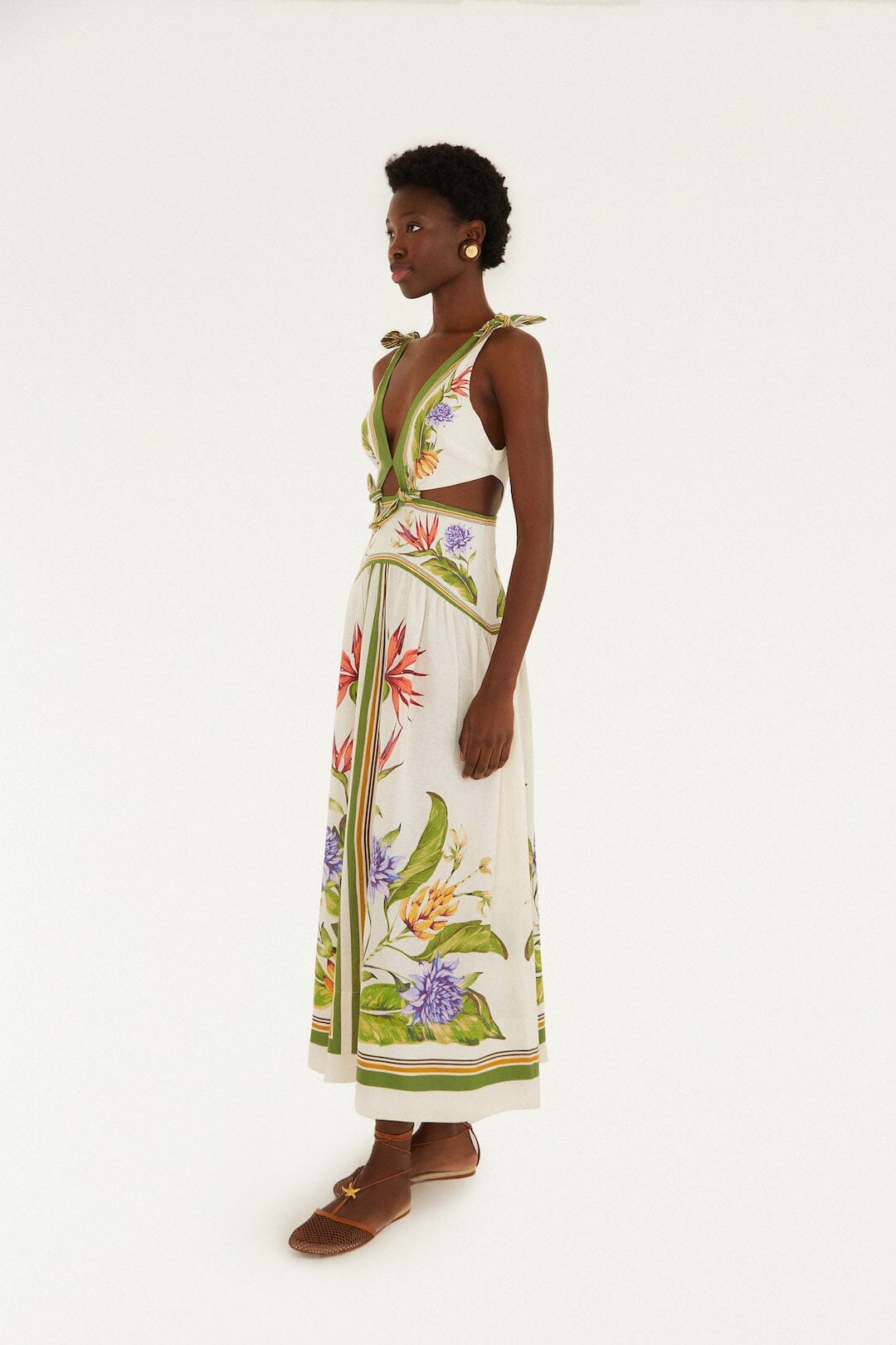 vestido largo color arena con pañuelo tropical