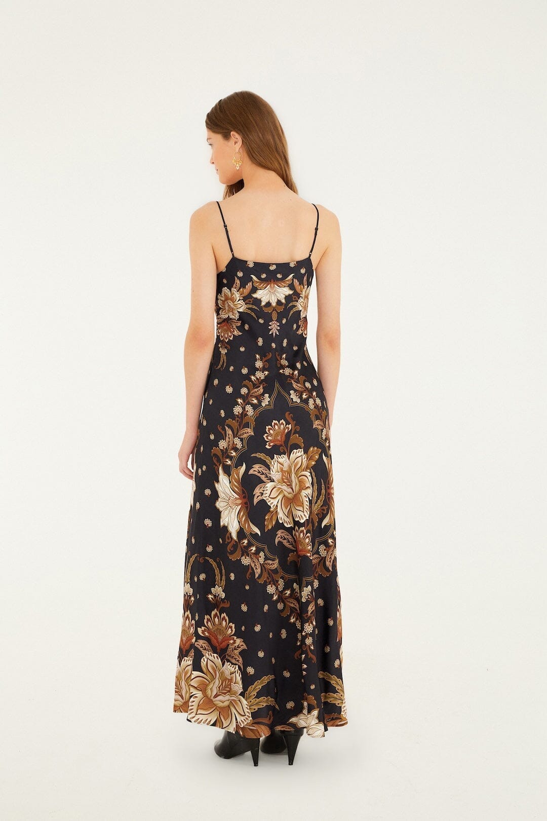 vestido lencero negro majestuoso jardín