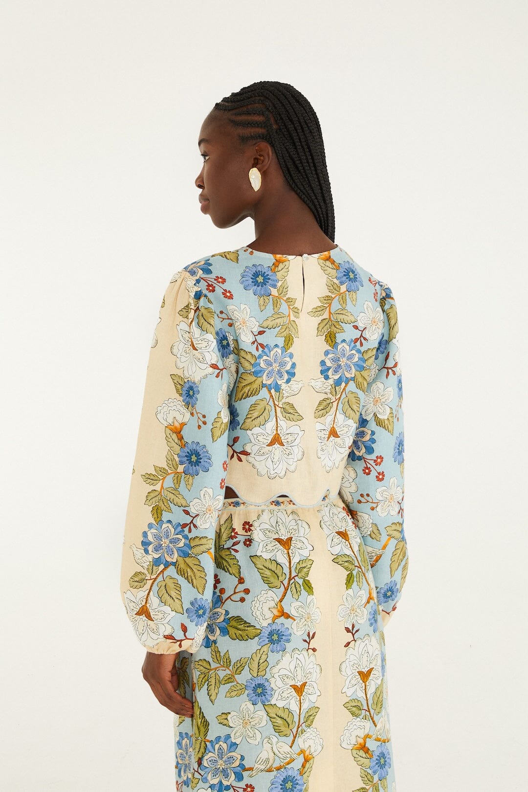 bufanda de jardín blusa azul de manga larga