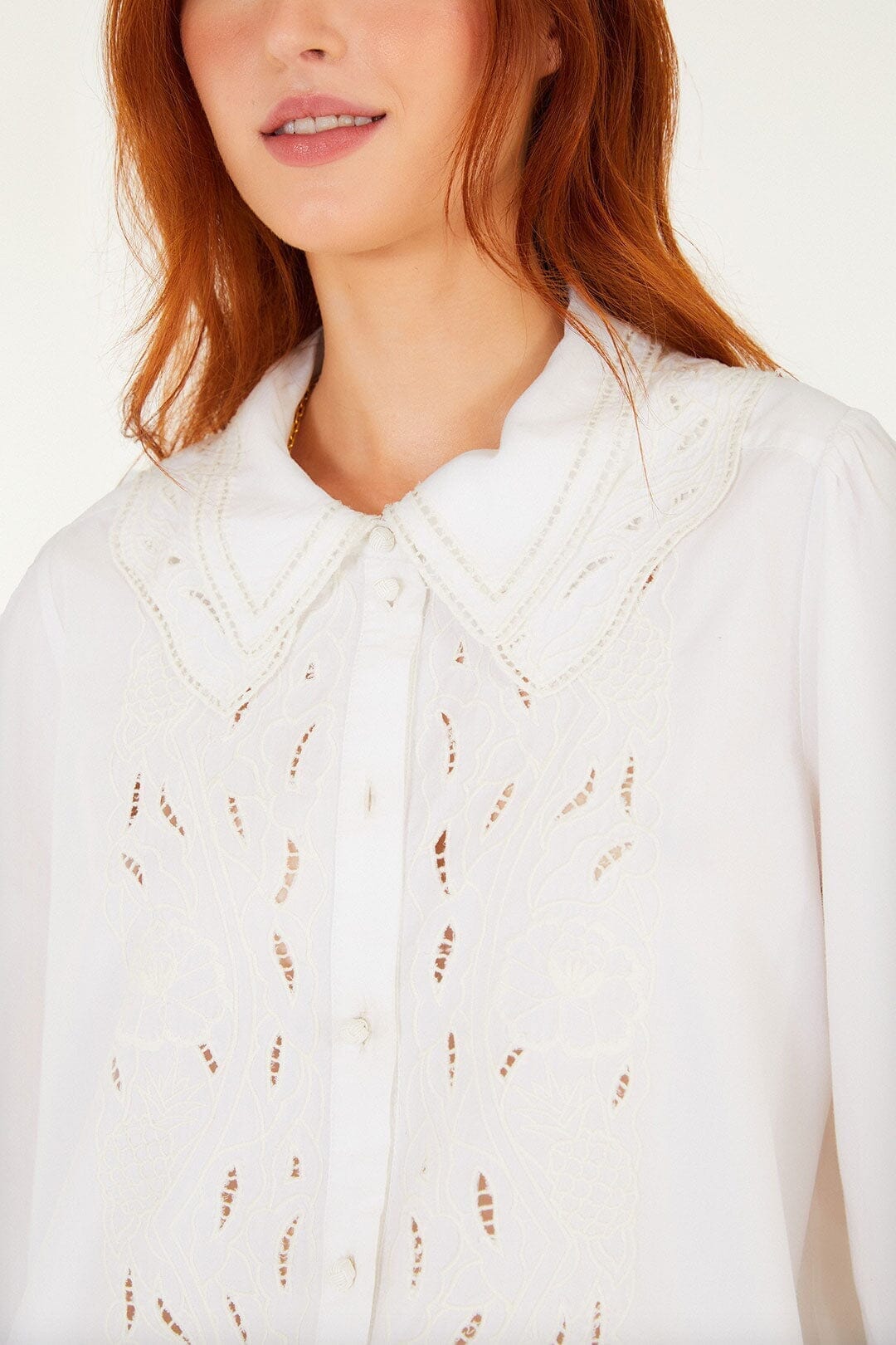 camisa de manga larga bordada en blanco roto