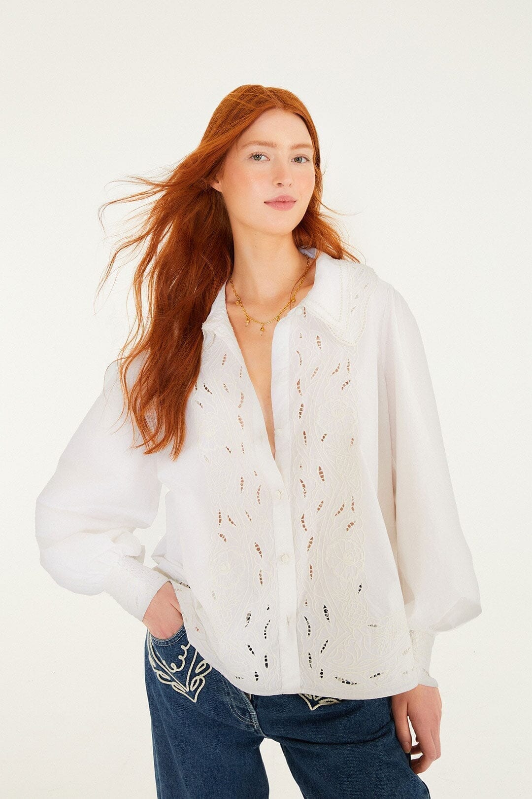 camisa de manga larga bordada en blanco roto