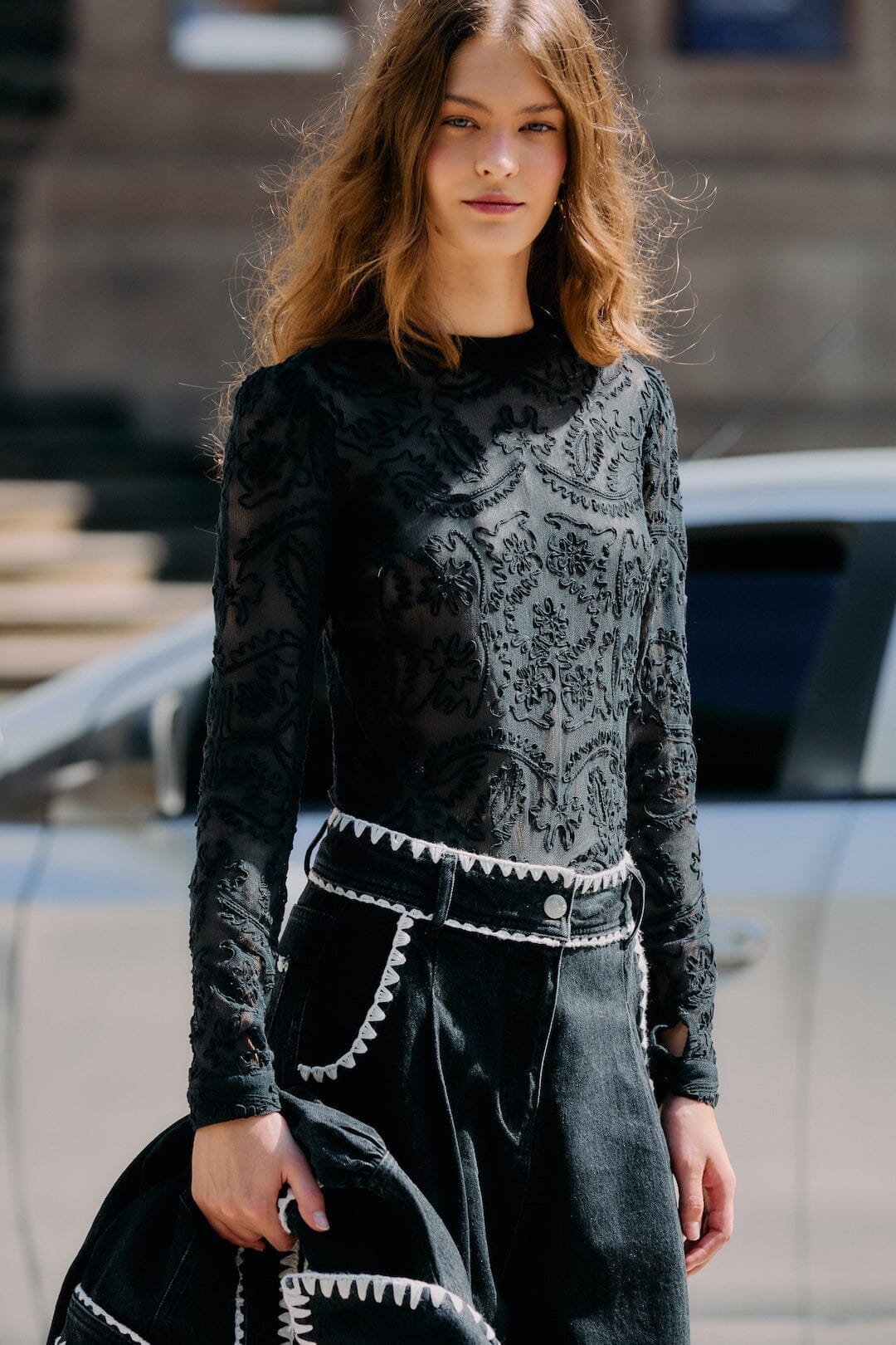 Blusa de manga larga con bordado negro