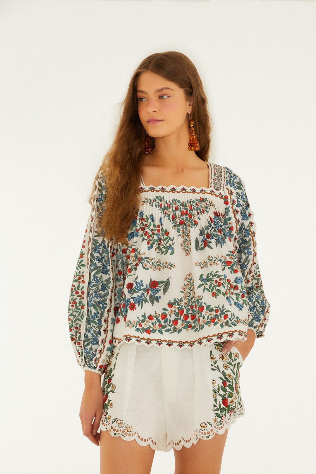 Blusa Blanco Hueso Fruit Beauty con Pañuelo de Manga Larga