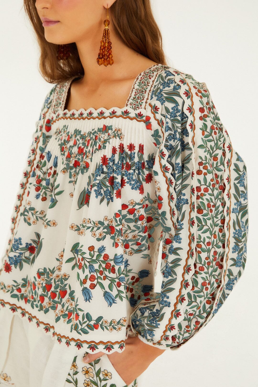 Blusa Blanco Hueso Fruit Beauty con Pañuelo de Manga Larga