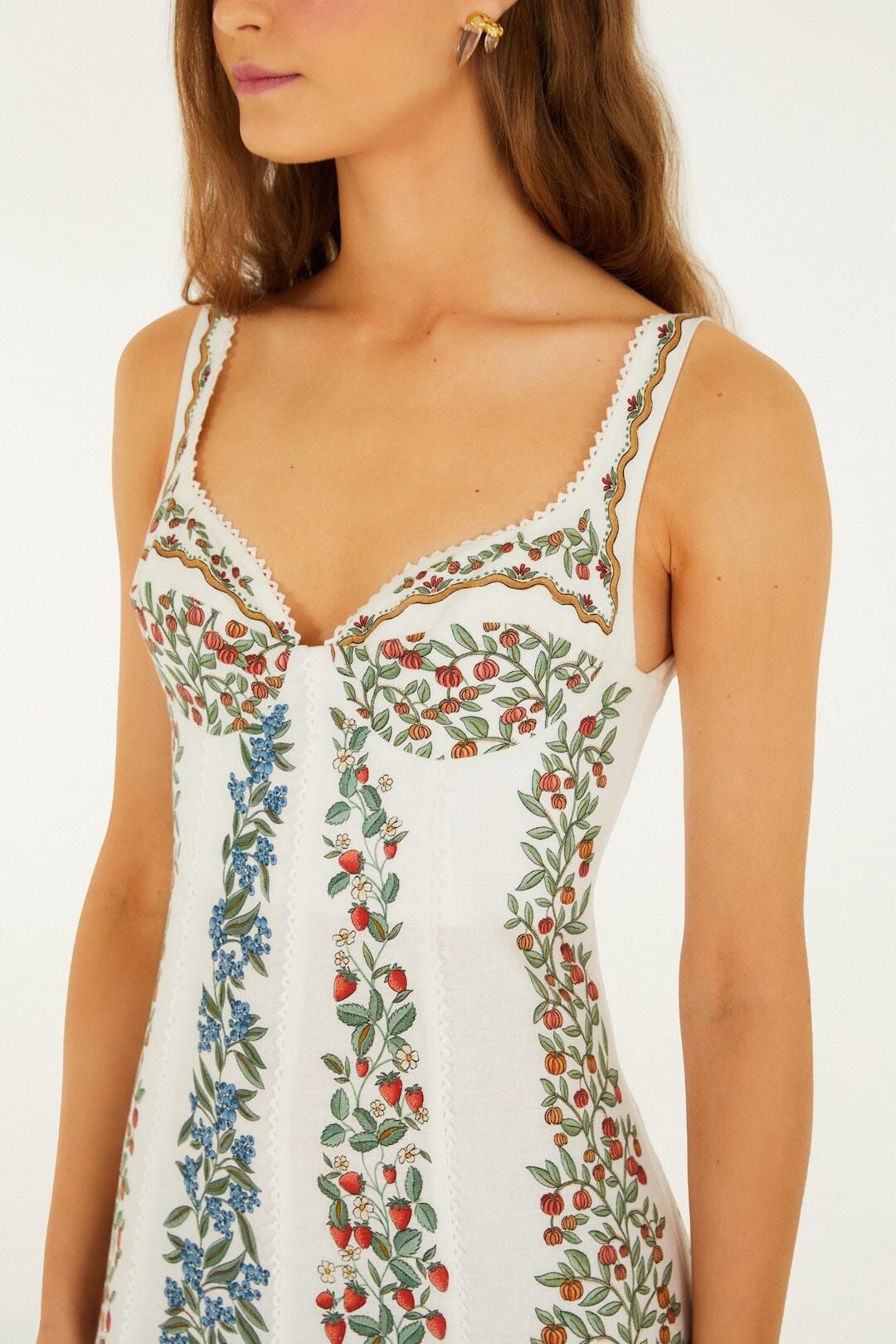 vestido largo blanco roto con belleza frutal