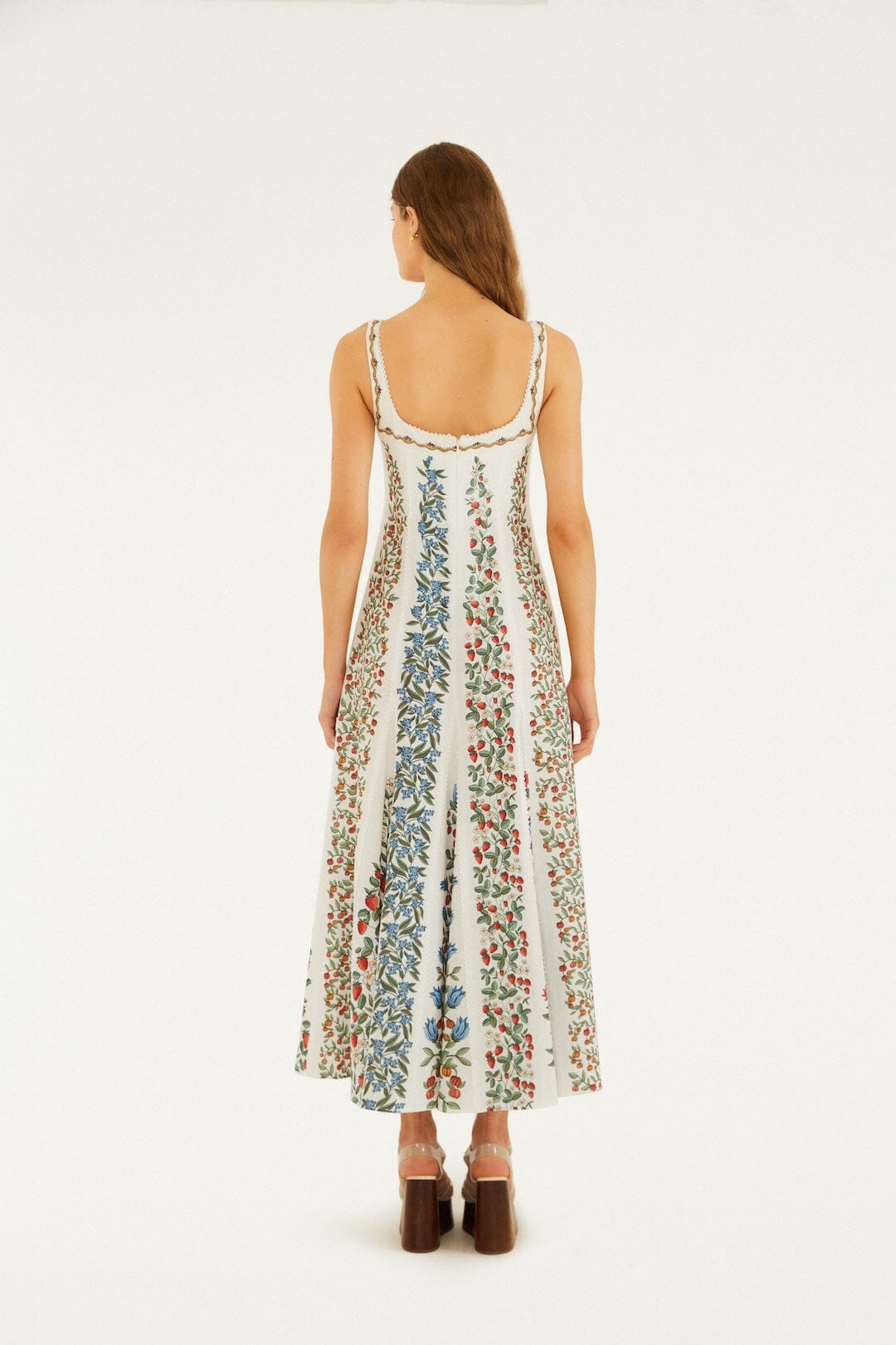 vestido largo blanco roto con belleza frutal