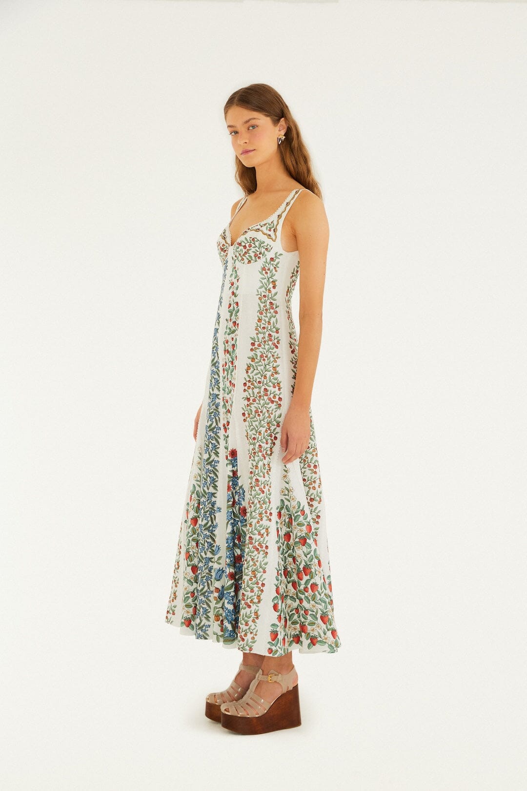 vestido largo blanco roto con belleza frutal