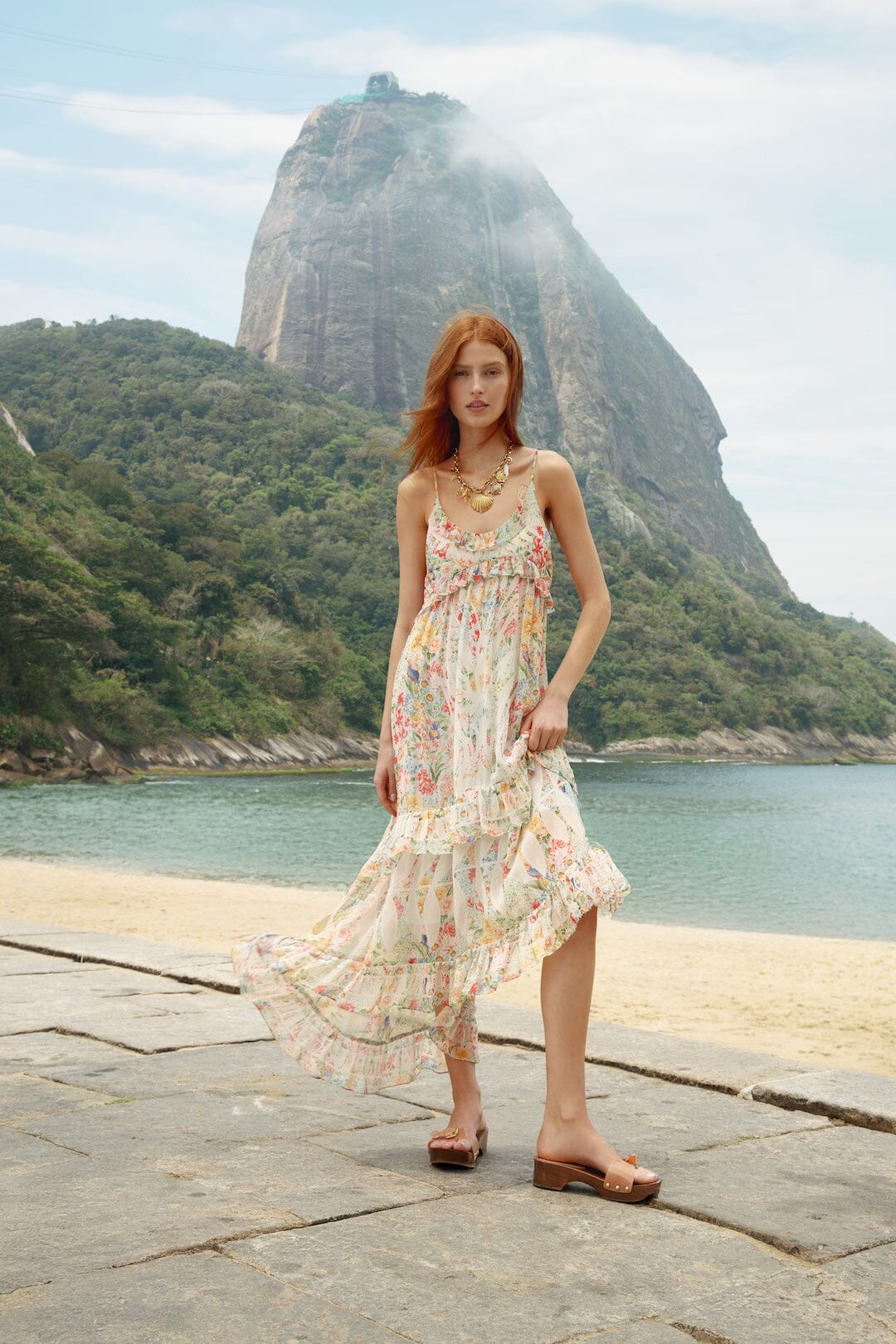 Maxi Vestido Rendeira Multicolor con Olanes y Sin Mangas