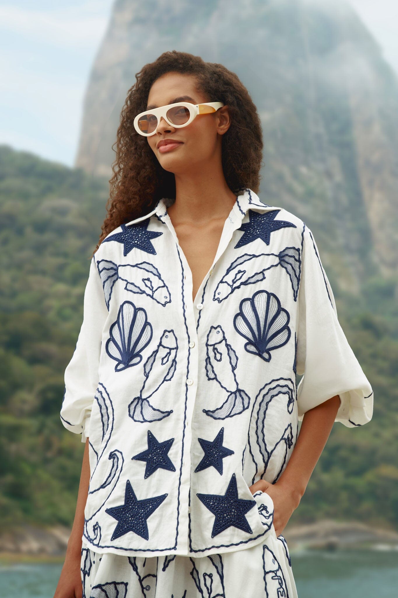 Camisa Blanco Hueso Bordada Fresh Fish con Manga Abombada