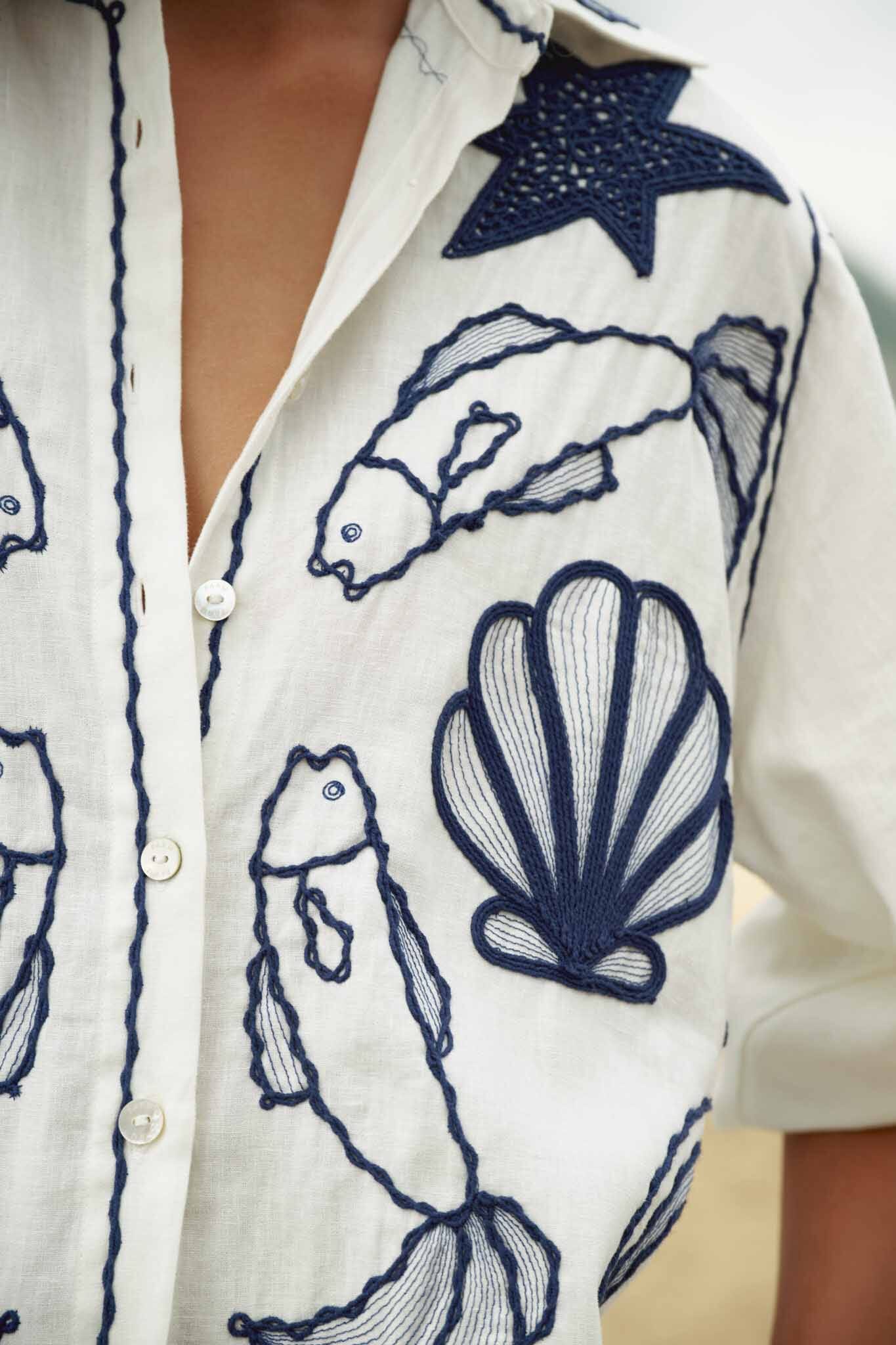 Camisa Blanco Hueso Bordada Fresh Fish con Manga Abombada