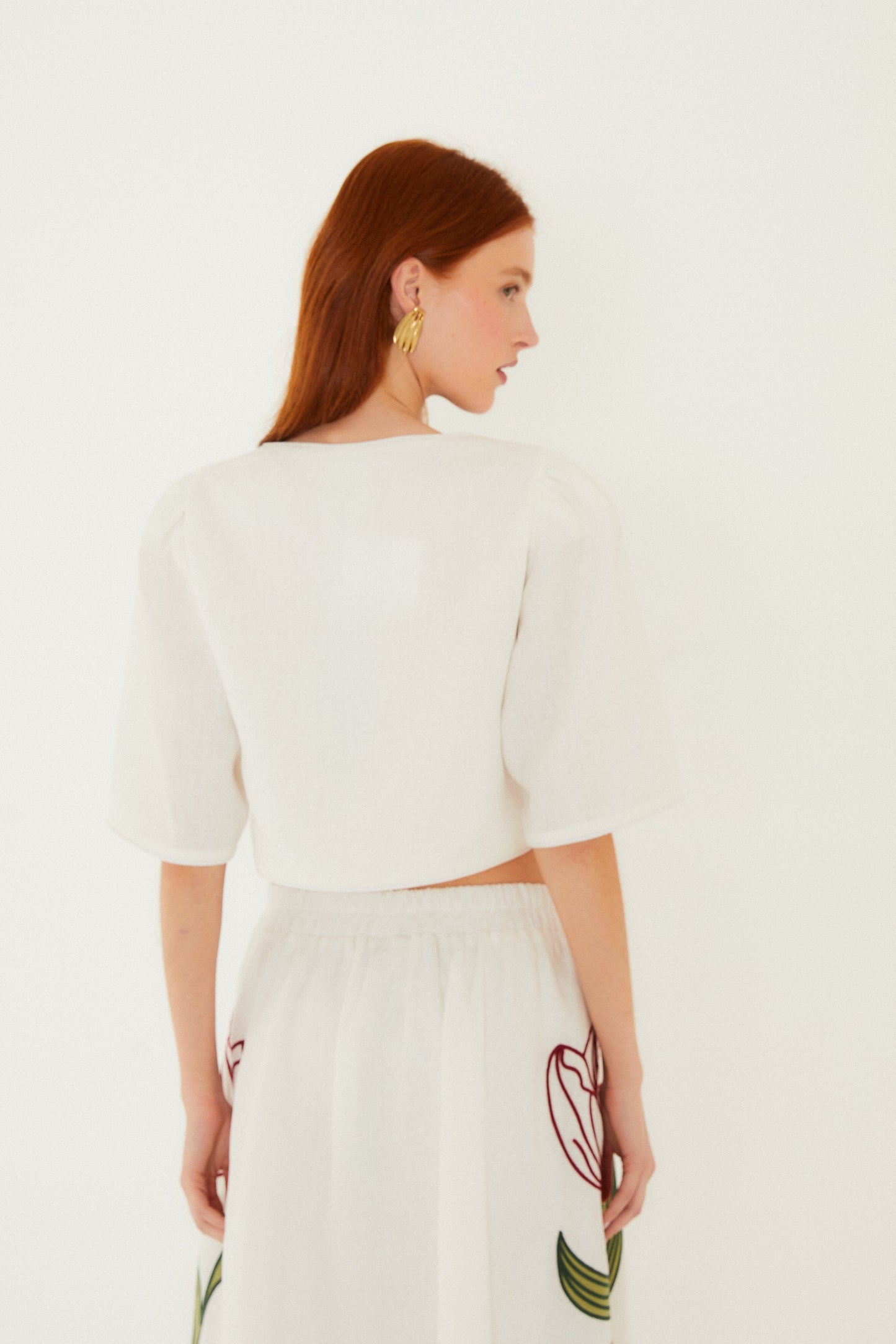 Crop Top Blanco Hueso Bordado con Flores