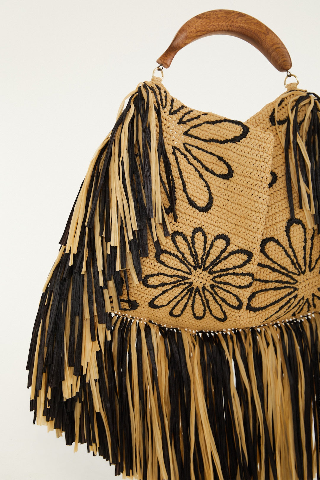 mini bolso de rafia con flecos