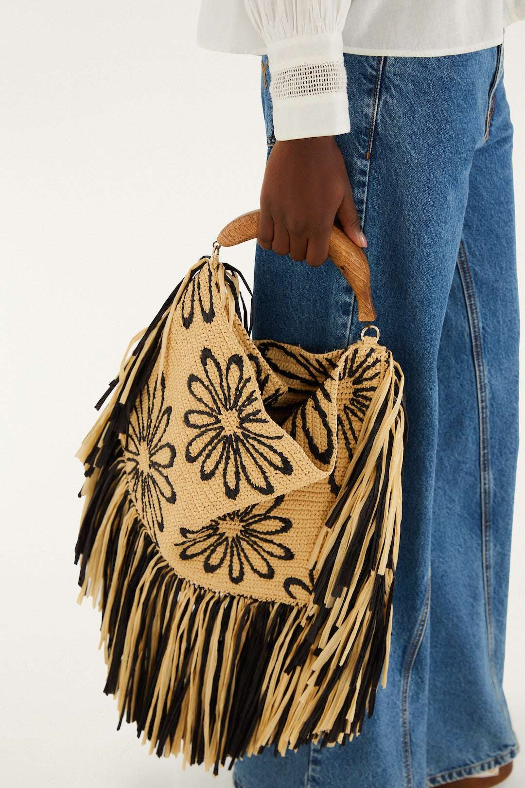 mini bolso de rafia con flecos