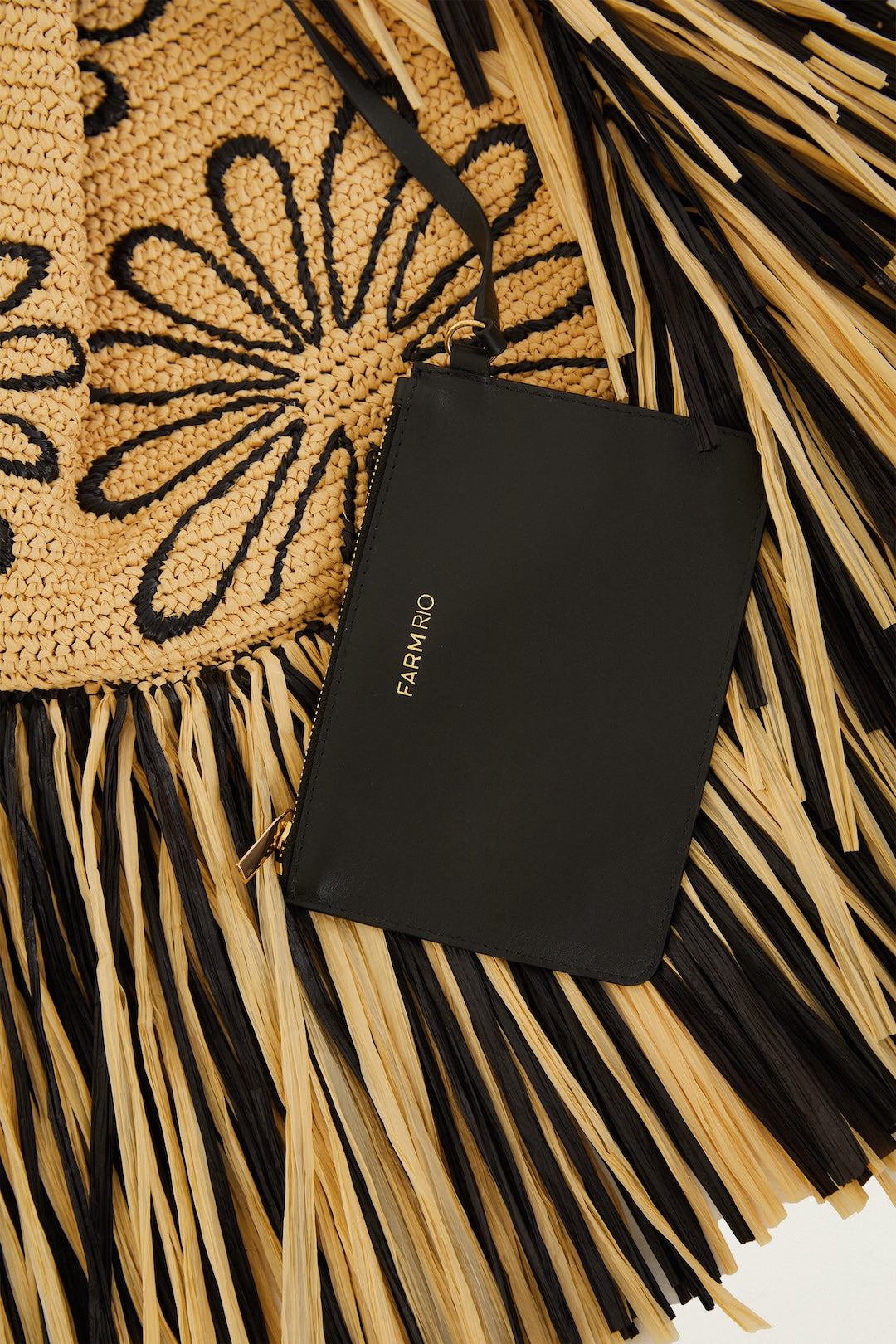 mini bolso de rafia con flecos
