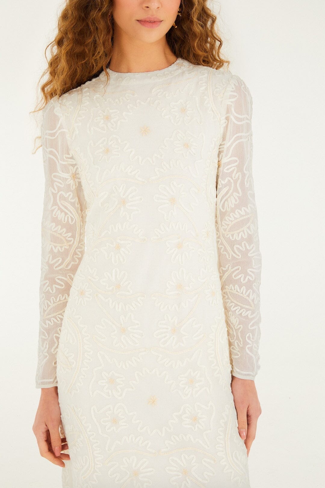 vestido midi de manga larga con bordado blanco roto