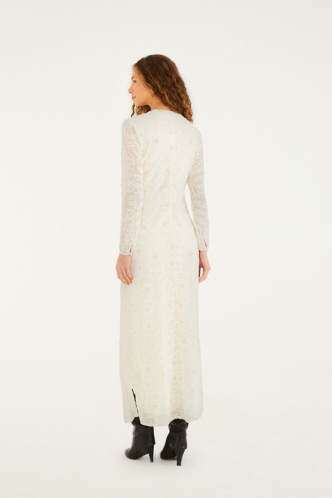 vestido midi de manga larga con bordado blanco roto