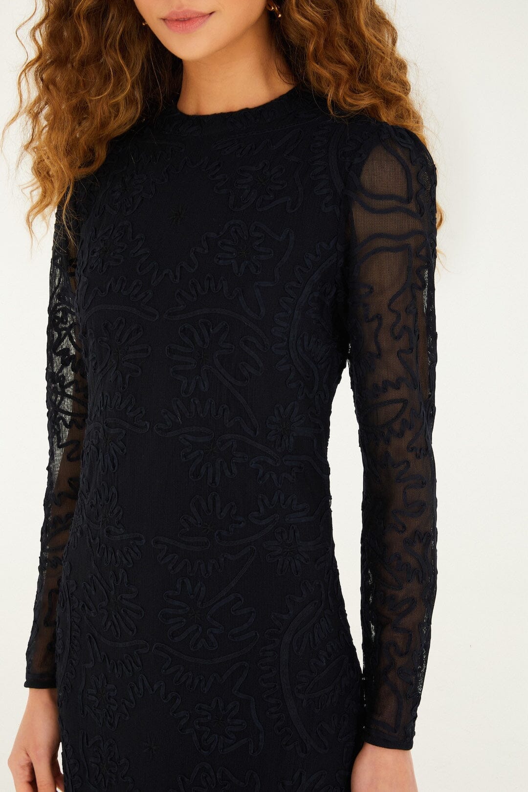vestido midi negro bordado de manga larga
