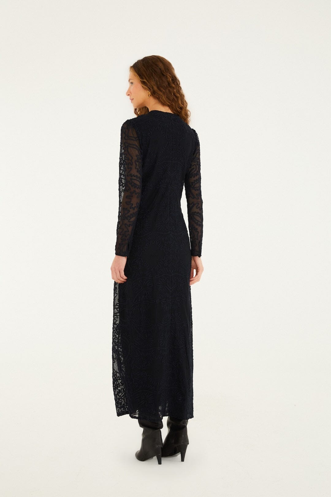 vestido midi negro bordado de manga larga