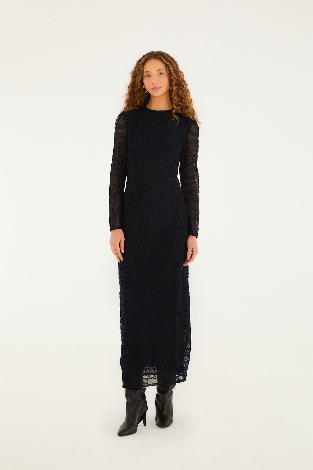 vestido midi negro bordado de manga larga
