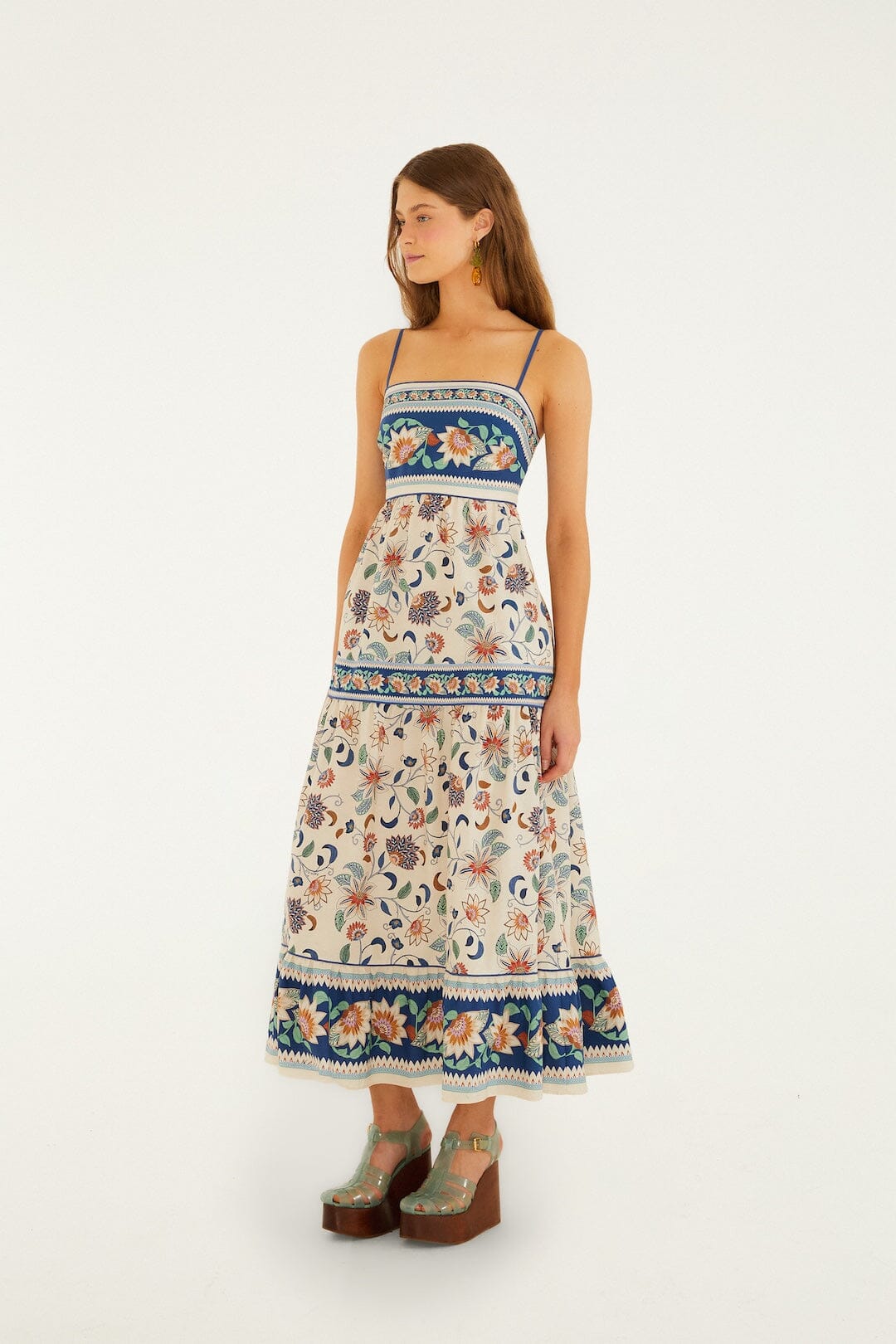 vestido midi rosa claro con estampado floral delhi