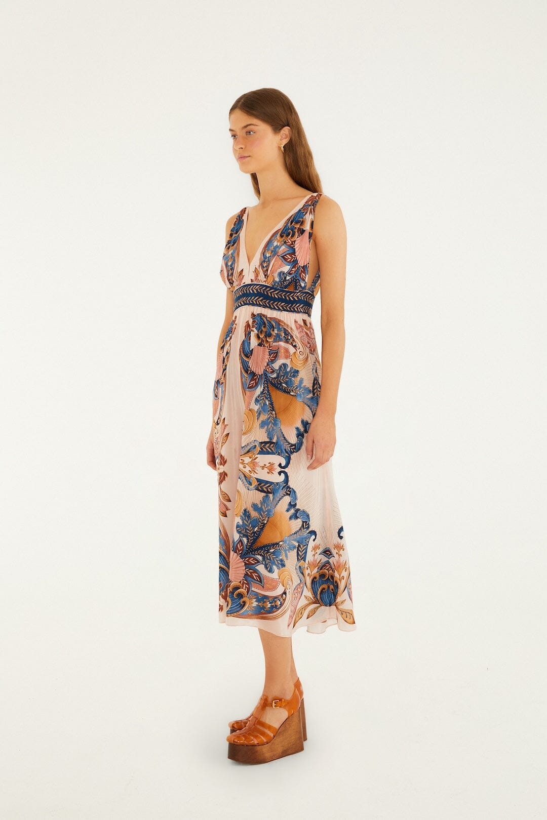 vestido midi rosa suave con pañuelo de jardín