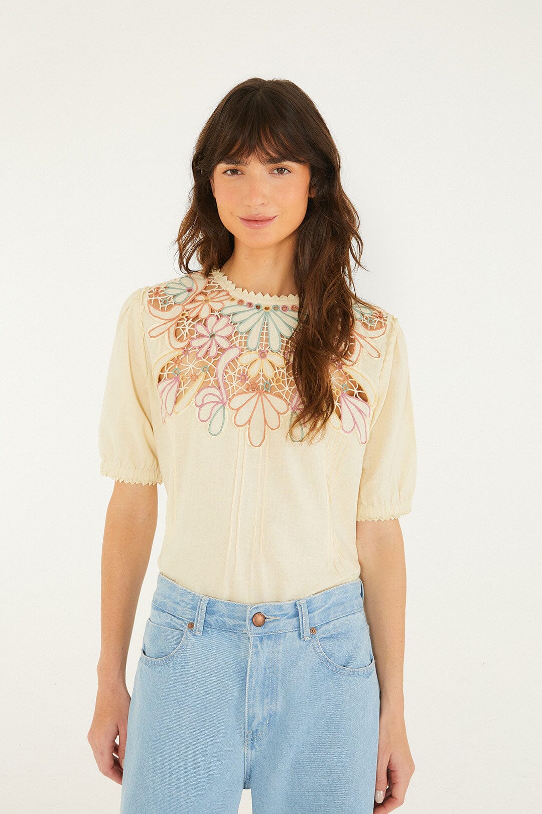 Blusa Beige con Bordado de Flores de Manga Corta