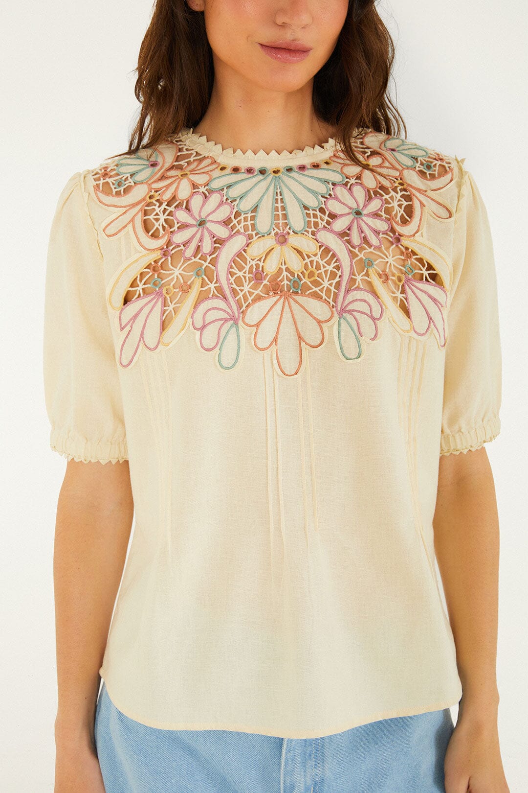 Blusa Beige con Bordado de Flores de Manga Corta