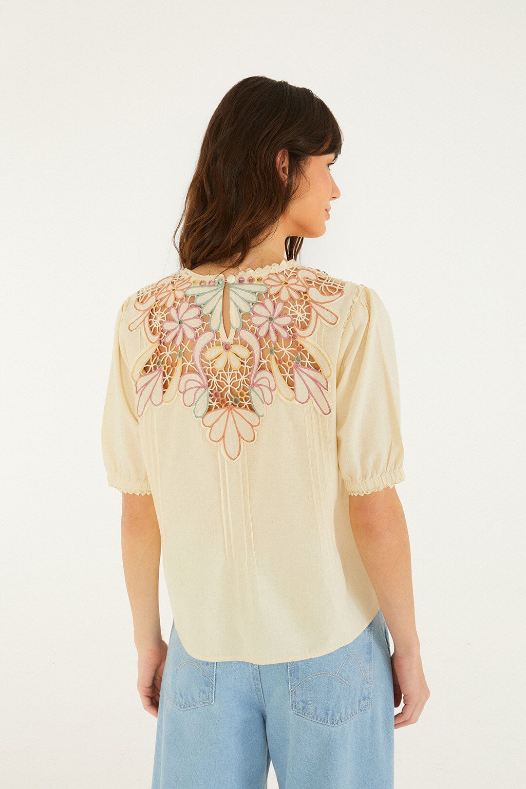 Blusa Beige con Bordado de Flores de Manga Corta