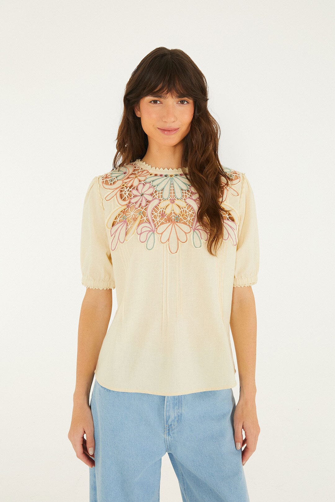 Blusa Beige con Bordado de Flores de Manga Corta