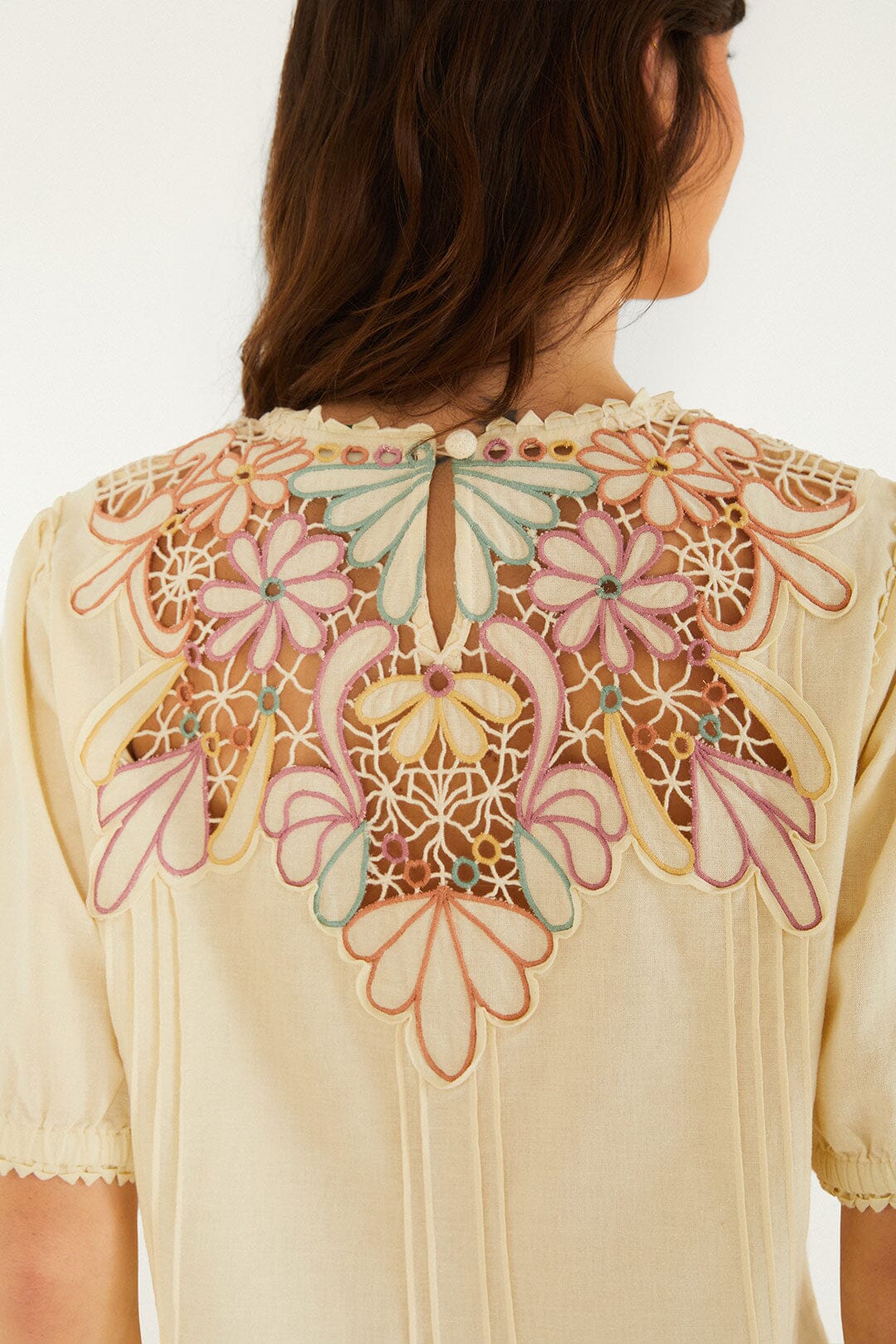 Blusa Beige con Bordado de Flores de Manga Corta