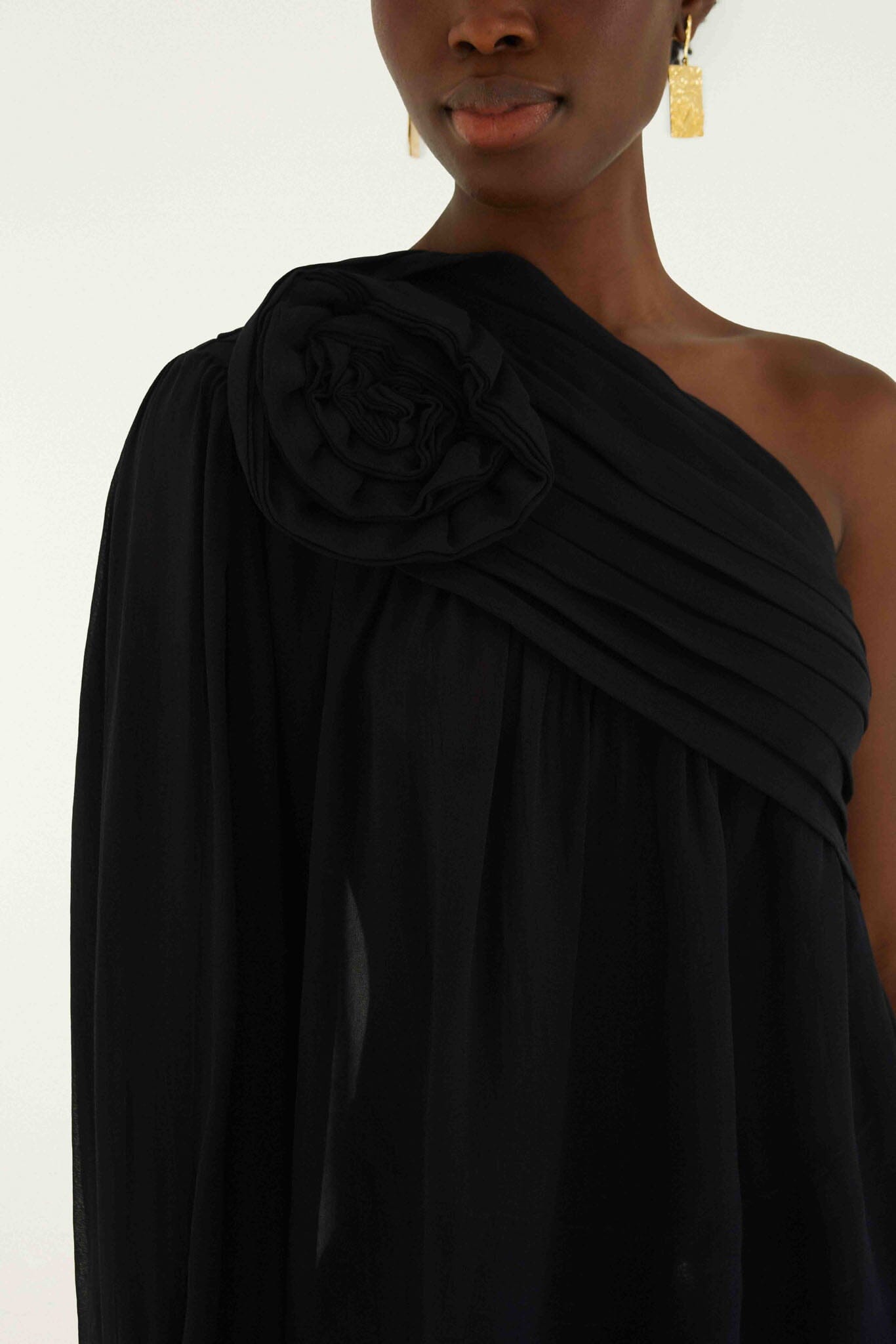 blusa negra de un hombro con rosa