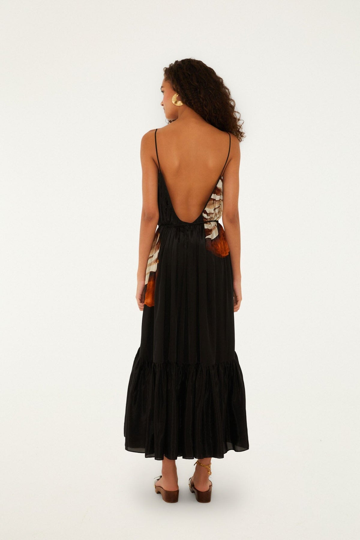 Maxi Vestido Ammonite Negro con Cinturón, Bolsillos y Espalda Descubierta