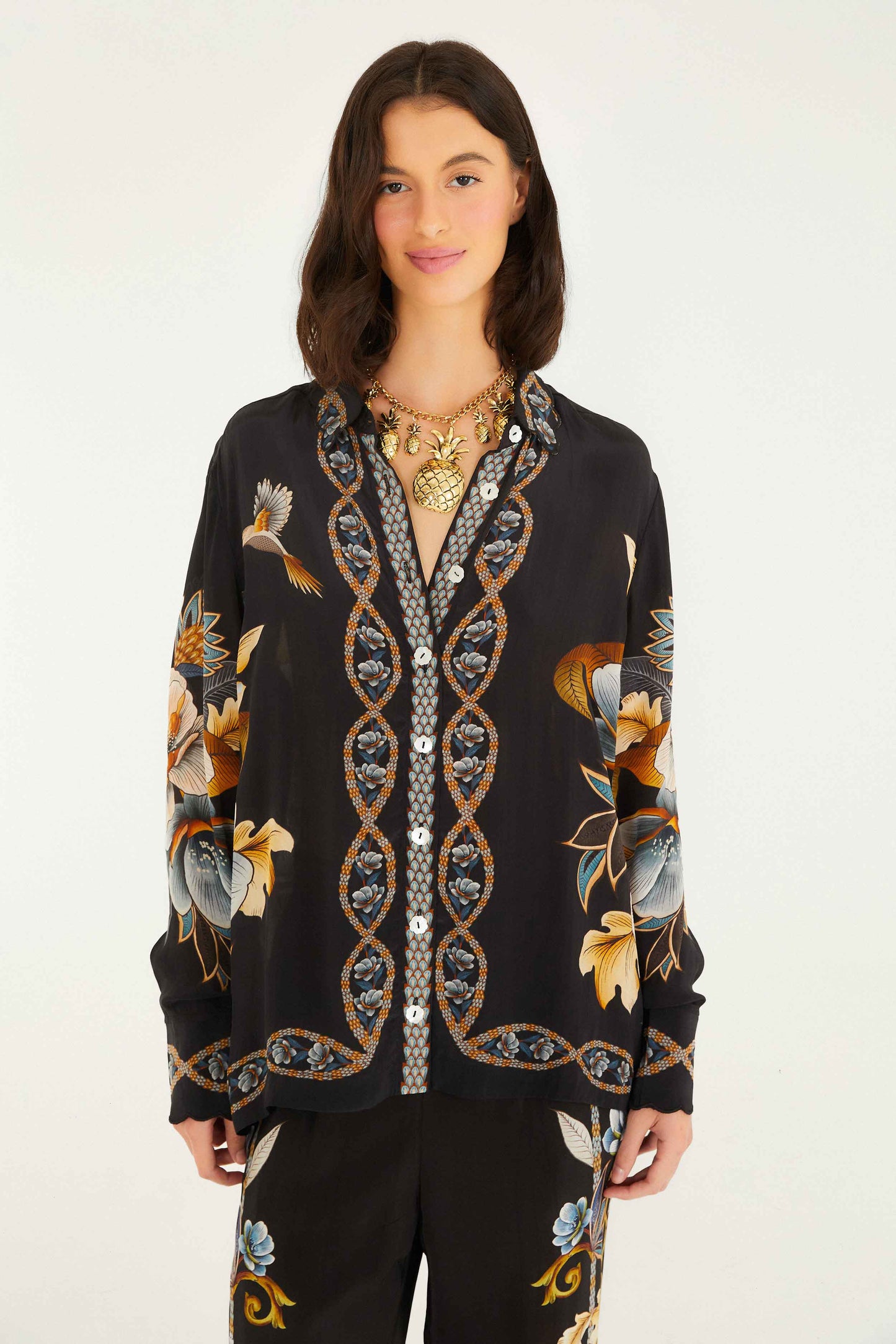 Camisa floral negra de serpiente