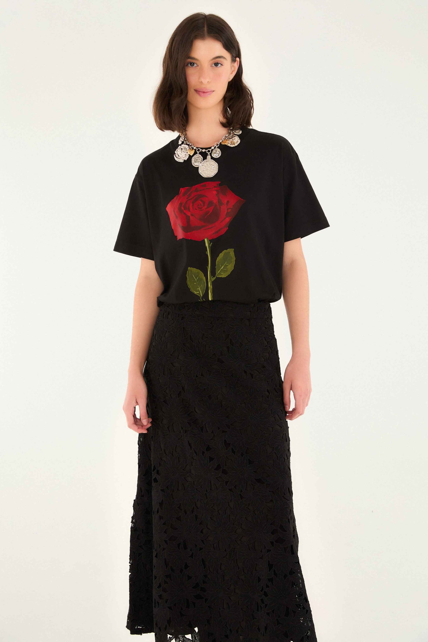 Falda midi negra de encaje floreado