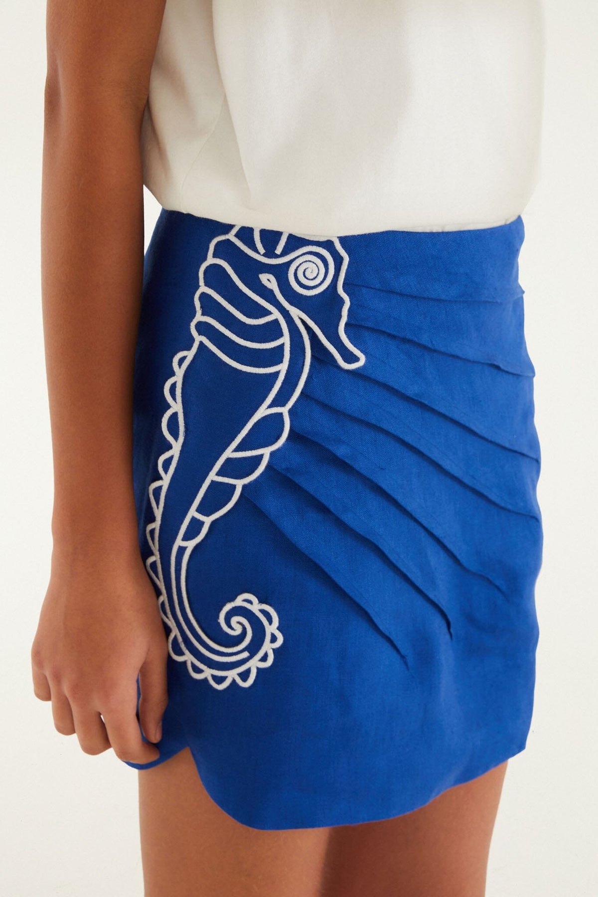Falda Mini Azul con Bordado de Caballito de Mar