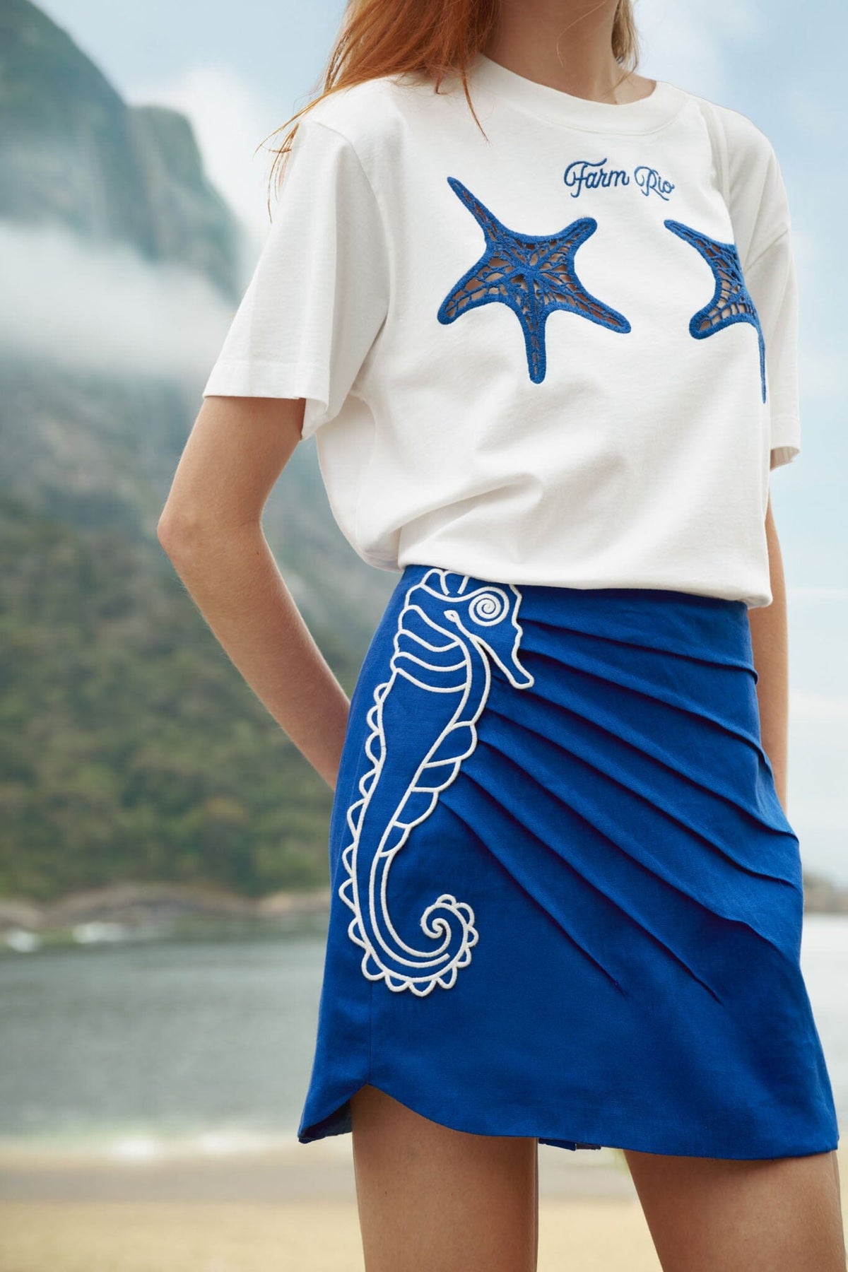 Falda Mini Azul con Bordado de Caballito de Mar