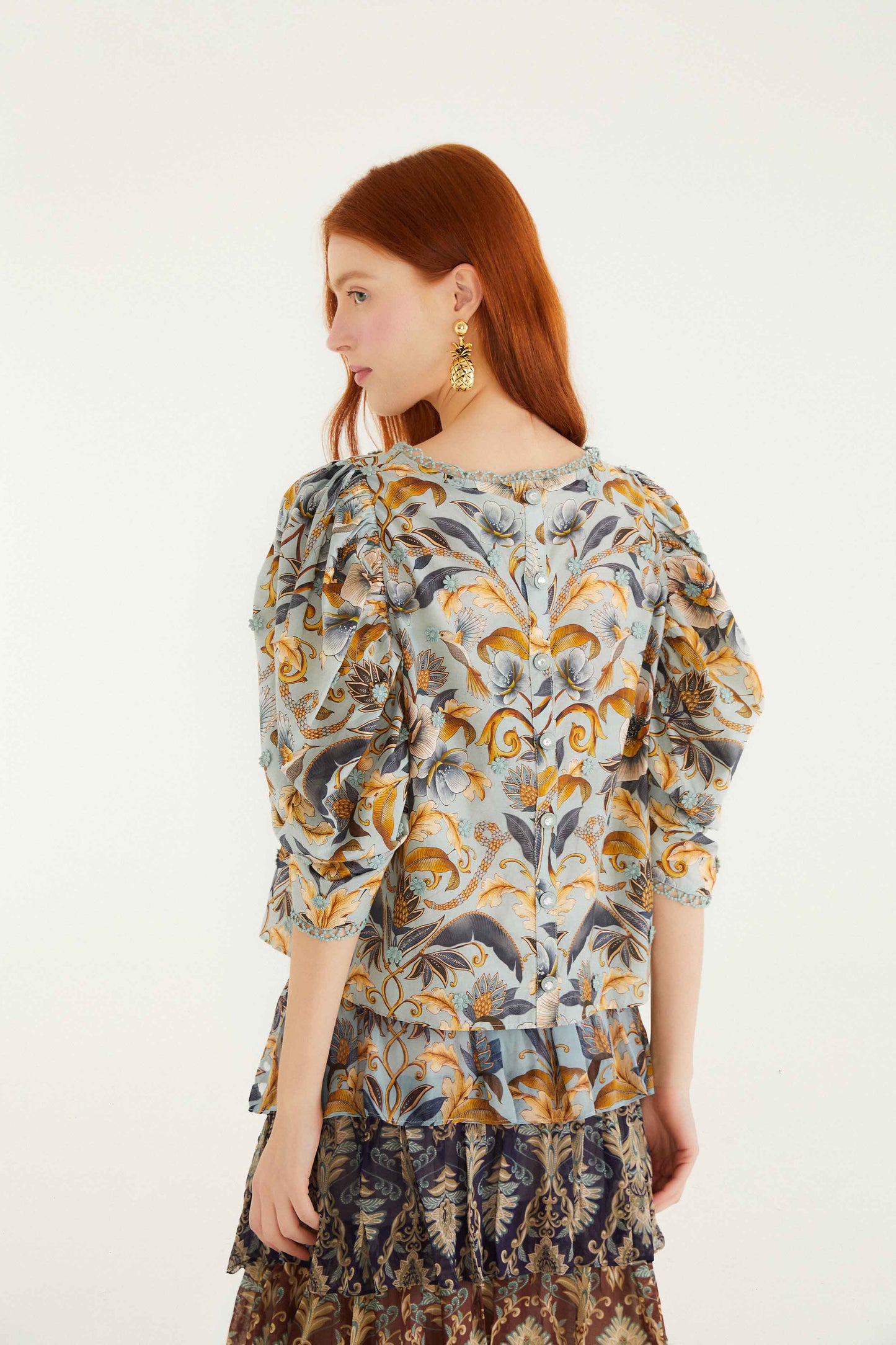 Blusa con aplique en 3d Jardín de serpientes azul