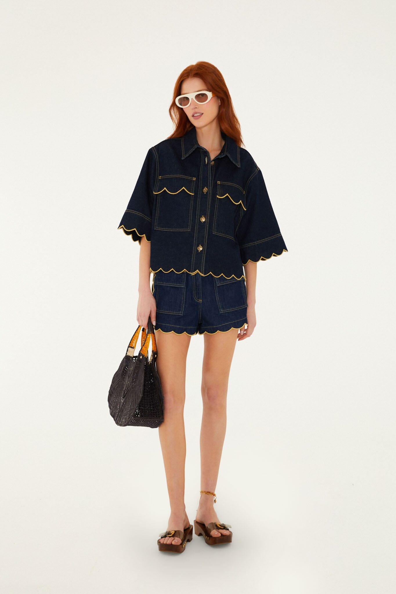 Short de Mezclilla Oscura con Bolsillos y Bajo Ondulado