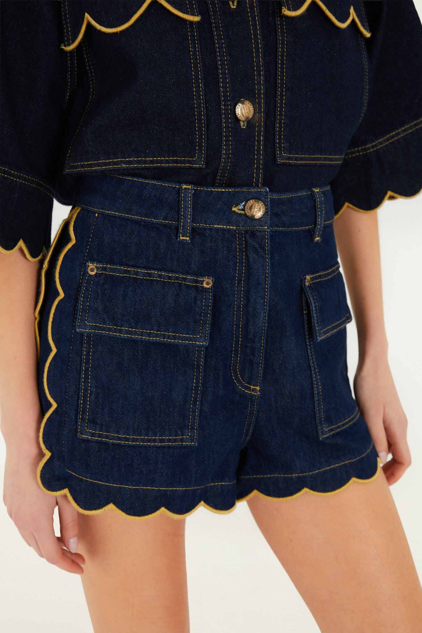 Short de Mezclilla Oscura con Bolsillos y Bajo Ondulado