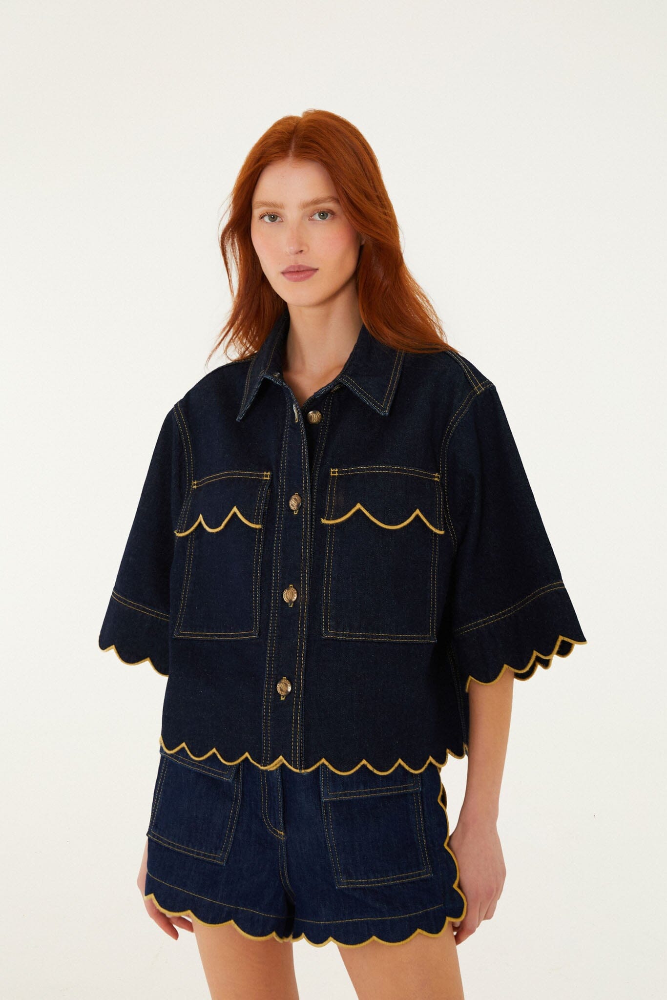 Short de Mezclilla Oscura con Bolsillos y Bajo Ondulado