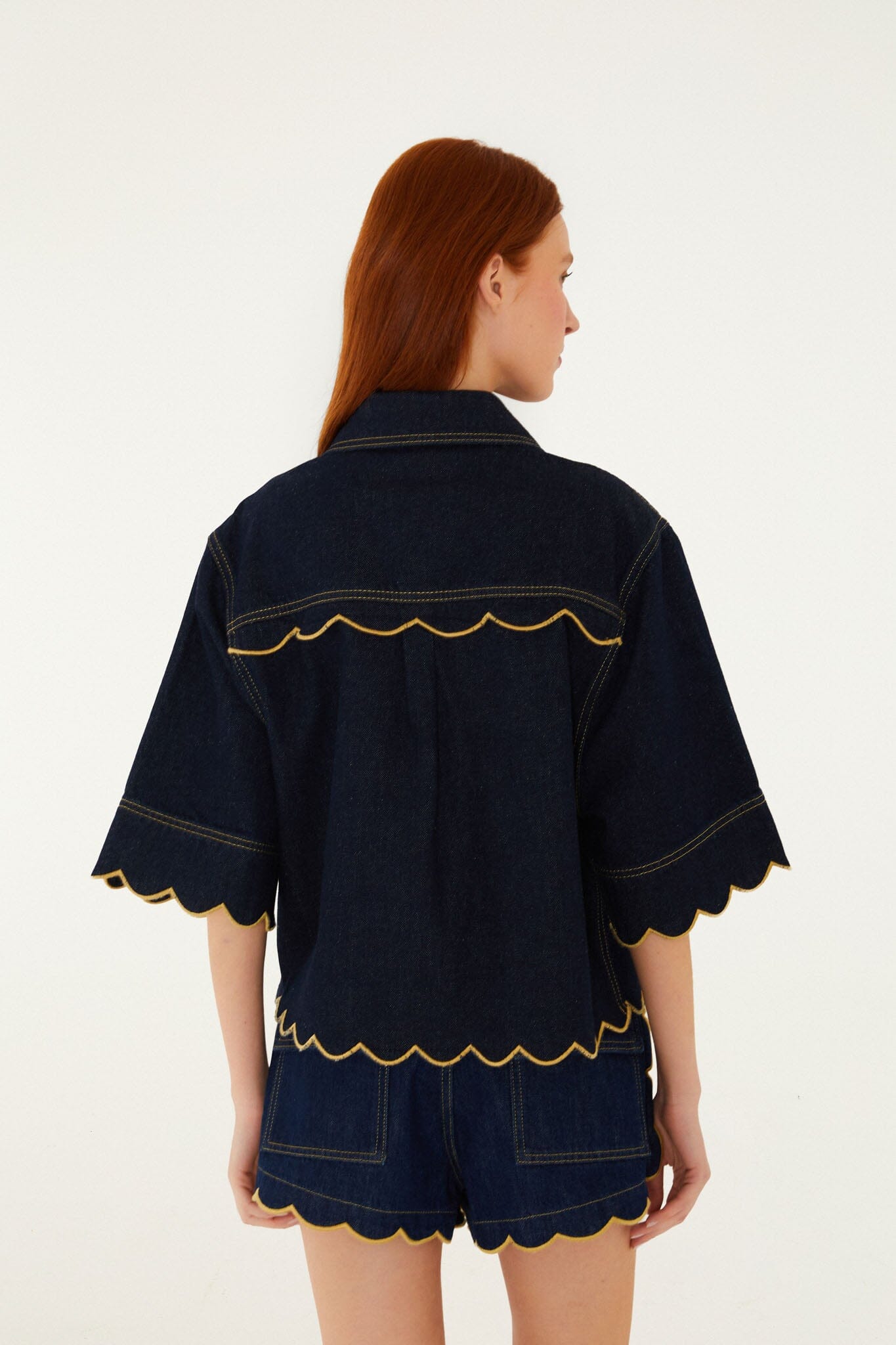 Short de Mezclilla Oscura con Bolsillos y Bajo Ondulado