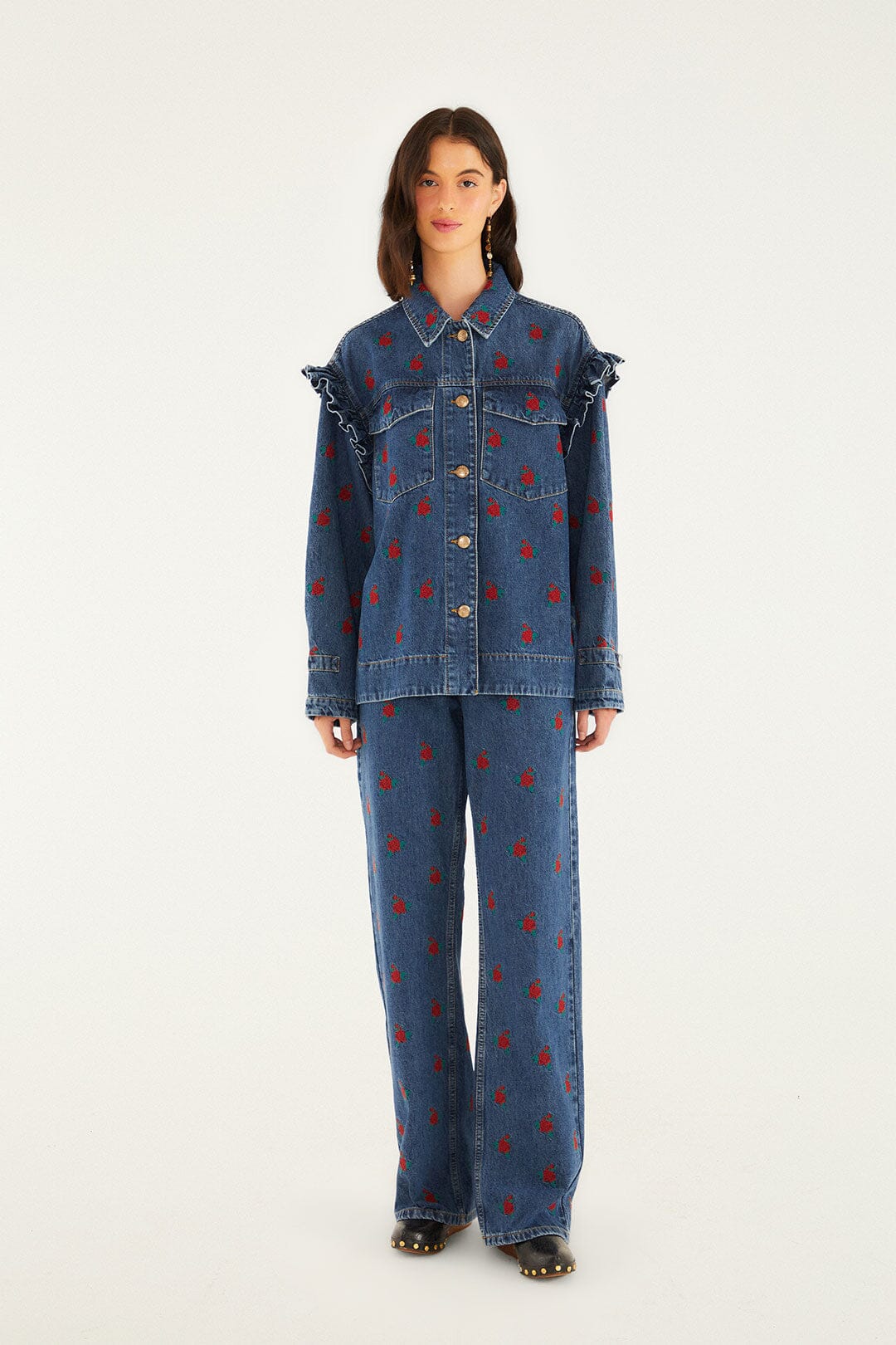 Camisa vaquera con flores bordadas