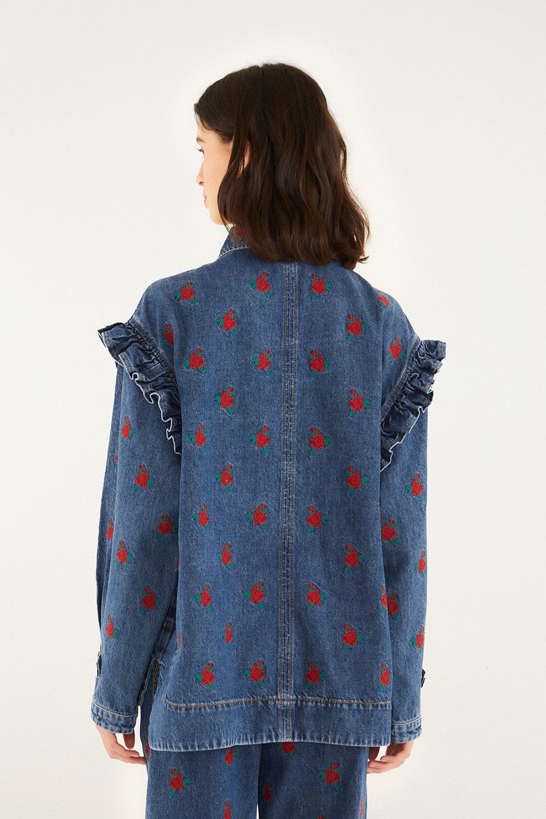 Camisa vaquera con flores bordadas
