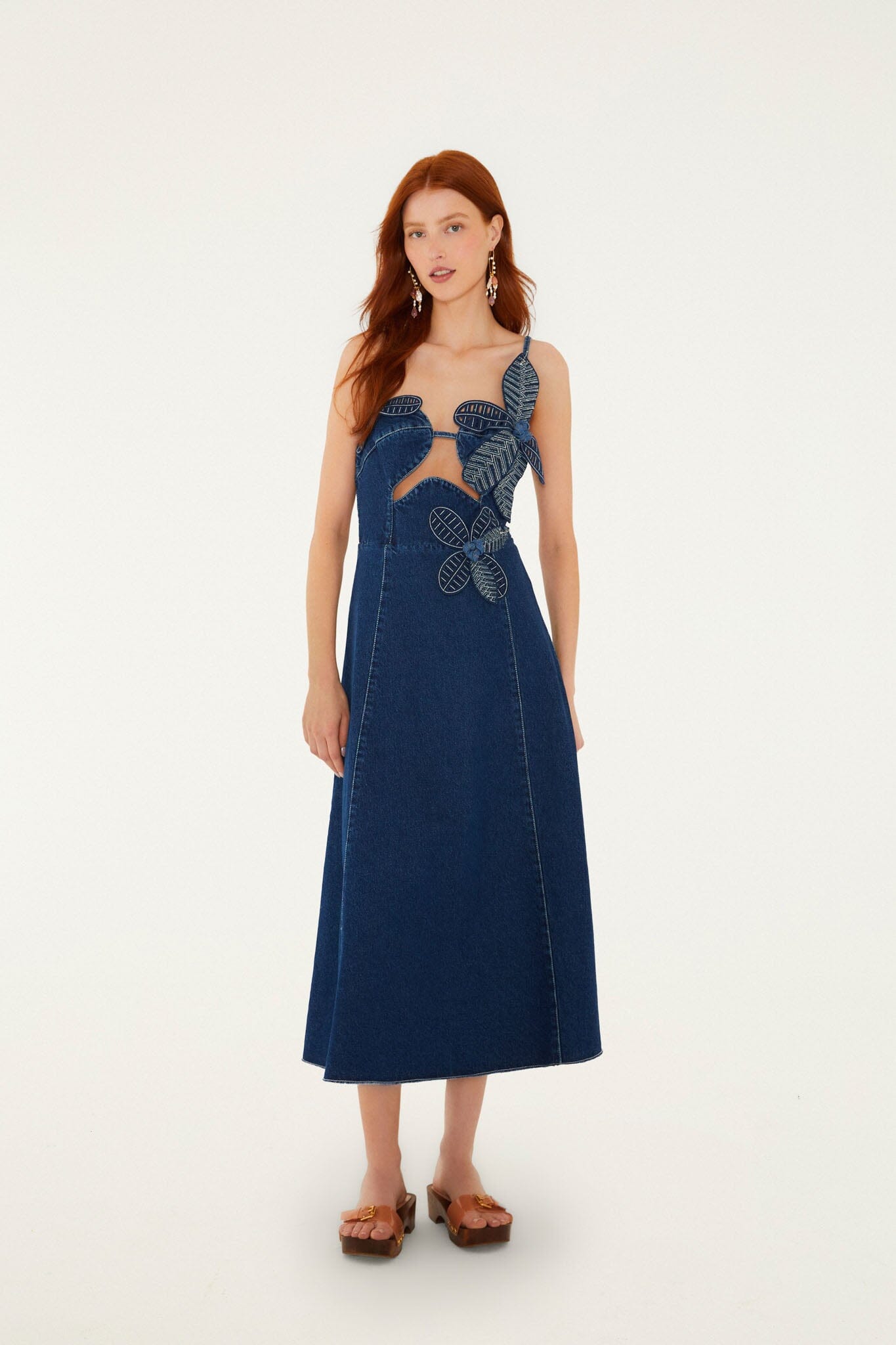 Vestido Midi de Mezclilla con Flor 3D y Abertura